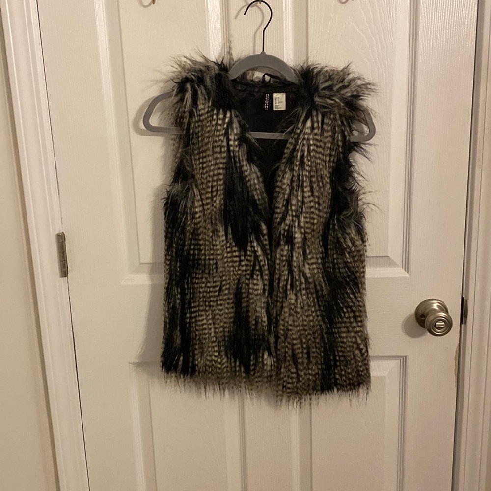 H&M furry vest size US XS or size 2